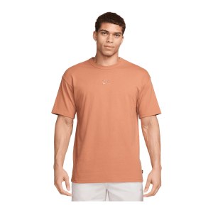 nike-essential-t-shirt-braun-f225-do7392-lifestyle_front.png