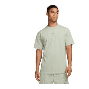 nike-essential-t-shirt-gruen-f370-do7392-lifestyle_front.png